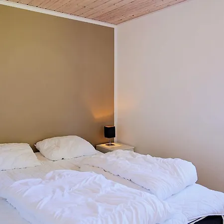 10 Person In Vaeggerlose-by Traum