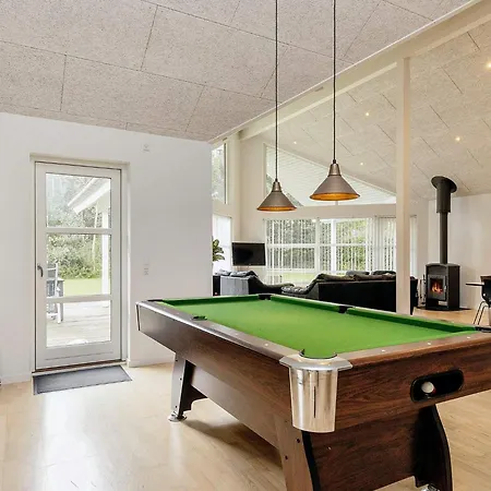10 Person In Vaeggerlose-by Traum